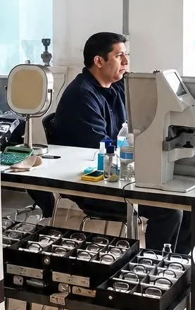 Optometrista con equipo de examen de la vista
